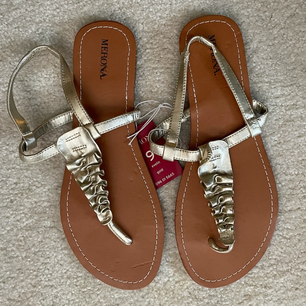 NWT Merona Gold Flip Flops